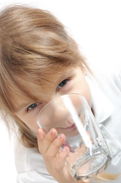 Kind trinkt Wasser — Stockfoto