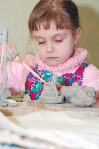 Dívka modelování z hlíny — Stock fotografie