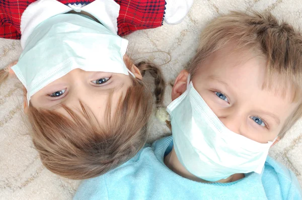 Bambini con maschere protettive madicine — Foto Stock