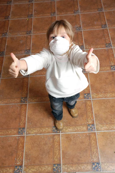 Pretective 마스크와 엄지손가락을 가진 아이 — 스톡 사진