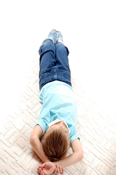 Criança com máscara no chão — Fotografia de Stock