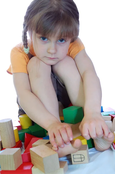 Barn leker med tegel — Stockfoto