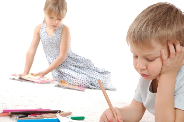 Nachdenkliche Kinder zeichnen und lesen — Stockfoto