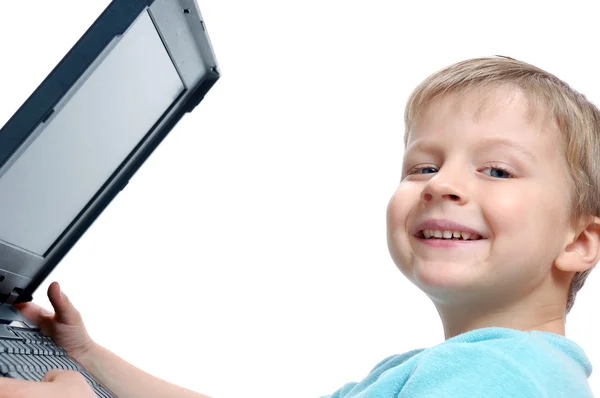 Niño pequeño con un ordenador portátil —  Fotos de Stock