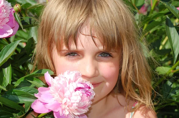 Barn och blomma — Stockfoto