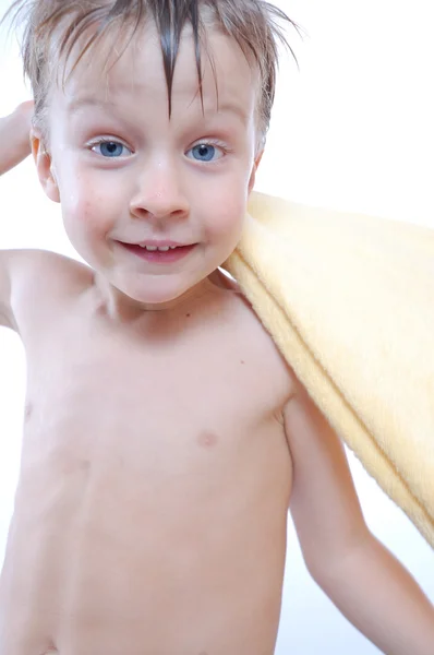 Criança limpando-se com uma toalha — Fotografia de Stock