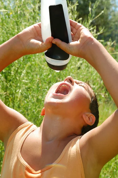 Este niño pequeño bebiendo agua —  Fotos de Stock