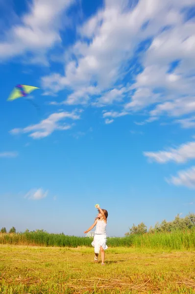 Correndo criança voando um papagaio — Fotografia de Stock
