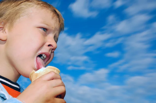 Criança lambendo sorvete — Fotografia de Stock