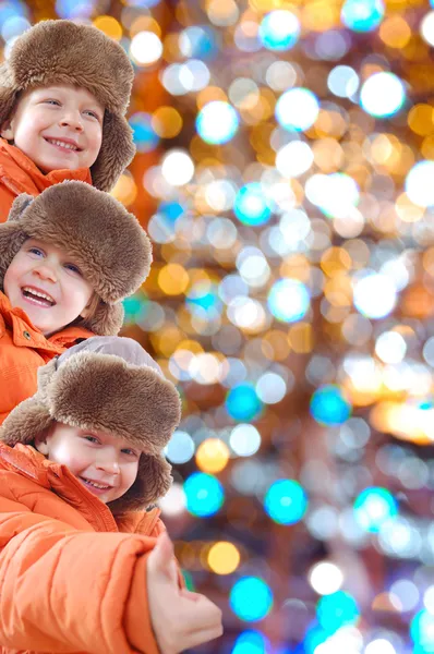 Crianças de inverno com luzes coloridas — Fotografia de Stock