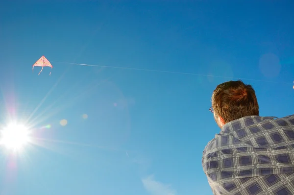 연을 날리는 사람 — 스톡 사진