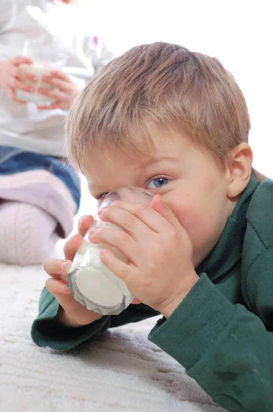 Діти пити молоко — стокове фото
