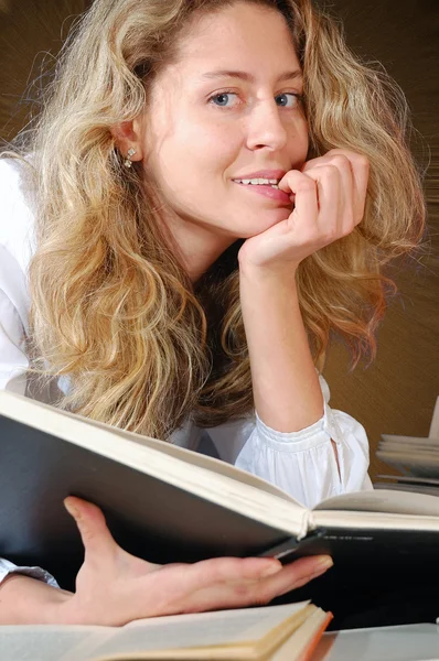 Gyönyörű lány egy könyvet — Stock Fotó