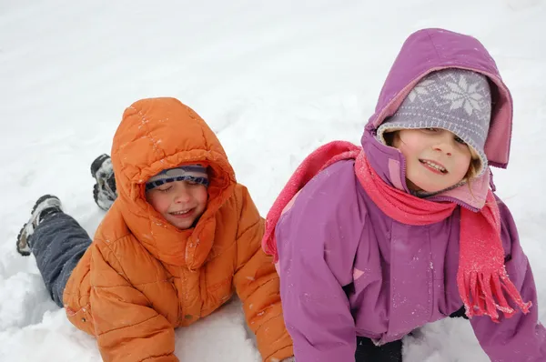 Kinder im Schnee — Stockfoto
