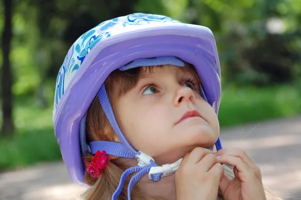 Ребенок в шлеме — стоковое фото