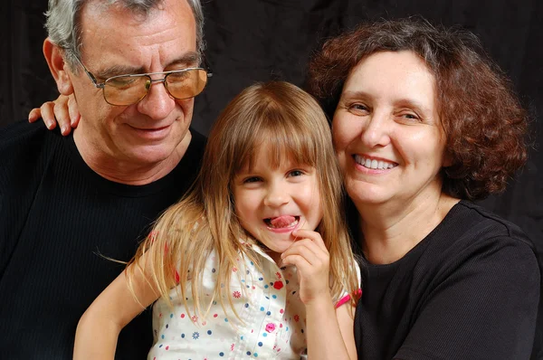 Mor-och farföräldrar med sina barnbarn — Stockfoto