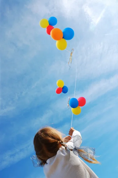 Kind met ballonnen — Stockfoto