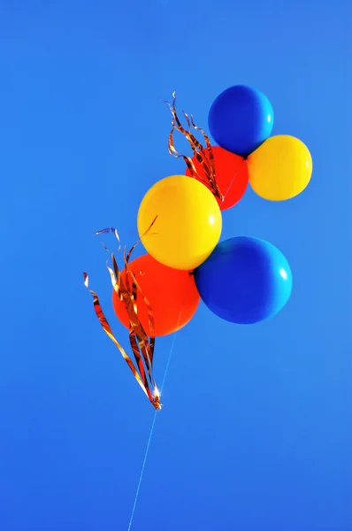 蓝色天空中的彩色气球 — 图库照片