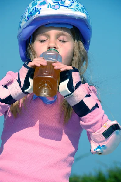 Trinken sportliches Kind — Stockfoto