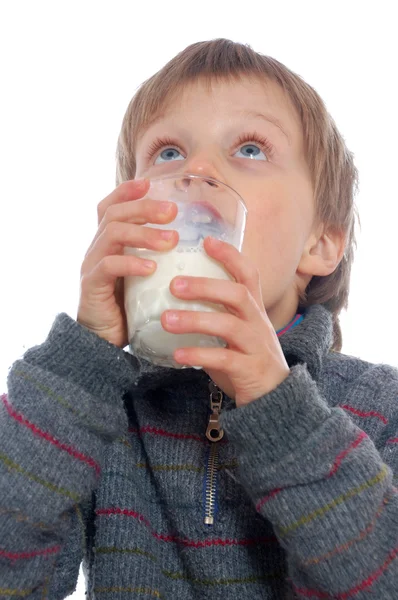 Мальчик пьет молоко — стоковое фото