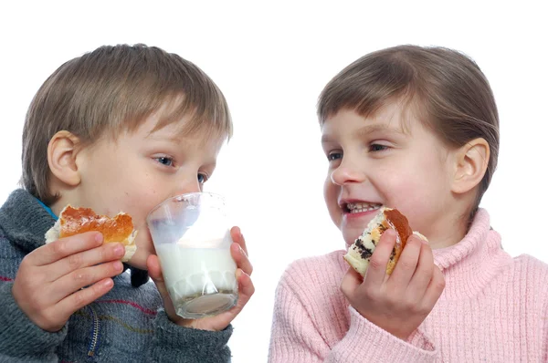 Crianças almoçando com leite — Fotografia de Stock
