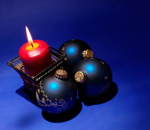 圣诞蜡烛和小玩意 — 图库照片