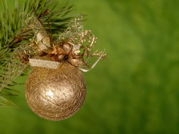 Weihnachtskugel auf grünem Hintergrund — Stockfoto