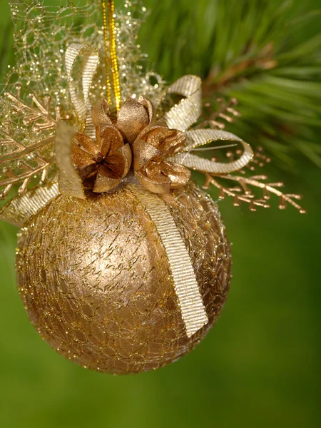 Palla d'oro di Natale sullo sfondo verde — Foto Stock