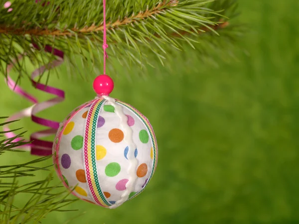 Bola hecha a mano de Navidad en el backgro verde —  Fotos de Stock