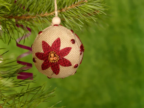 Palla fatta a mano di Natale sul retro verde — Foto Stock