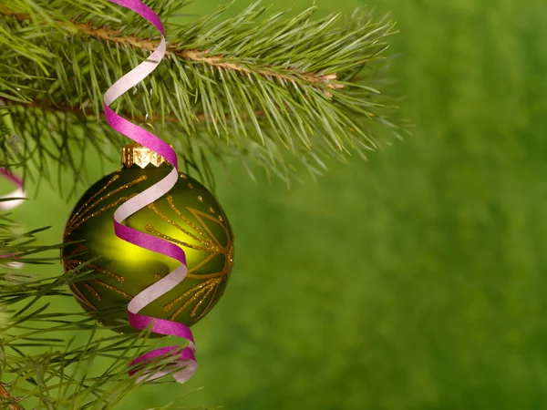 Bola verde de Navidad sobre el fondo verde . —  Fotos de Stock