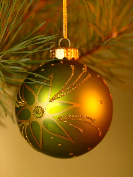Різдвяні іграшки на золотому фоні з — стокове фото