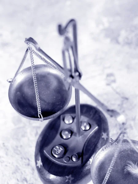 Bilans sprawiedliwości w zimnej niebiesko dzwonka — Zdjęcie stockowe