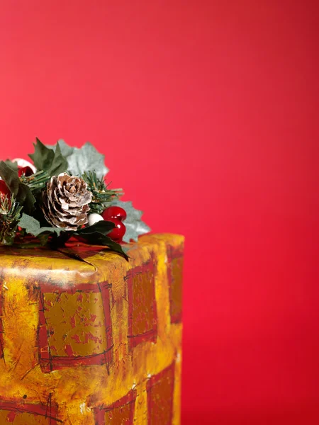 Bodegón de Navidad sobre fondo rojo — Foto de Stock