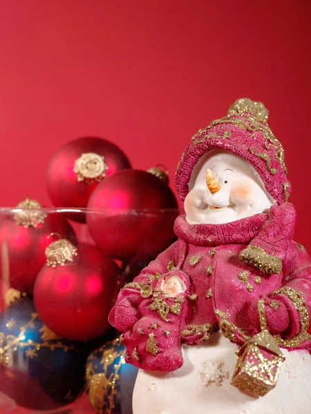 赤い背景の上にクリスマス静物 — ストック写真