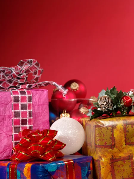 Weihnachtsstillleben auf rotem Hintergrund — Stockfoto