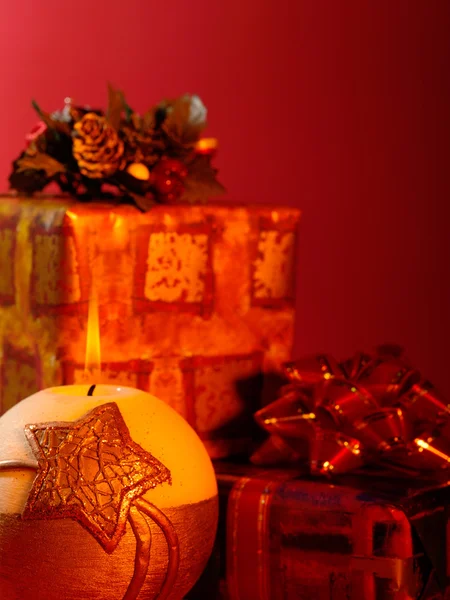 Weihnachtsstillleben auf rotem Hintergrund mit c — Stockfoto