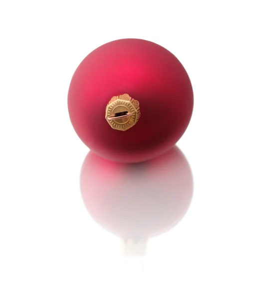 Bola de decoração vermelha com imagem refletida — Fotografia de Stock