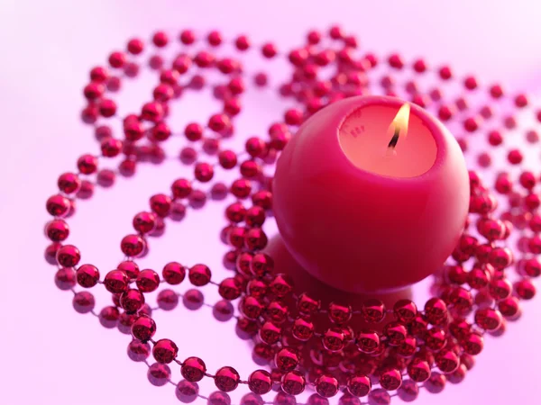 Bodegón de vacaciones con velas en rosa — Foto de Stock