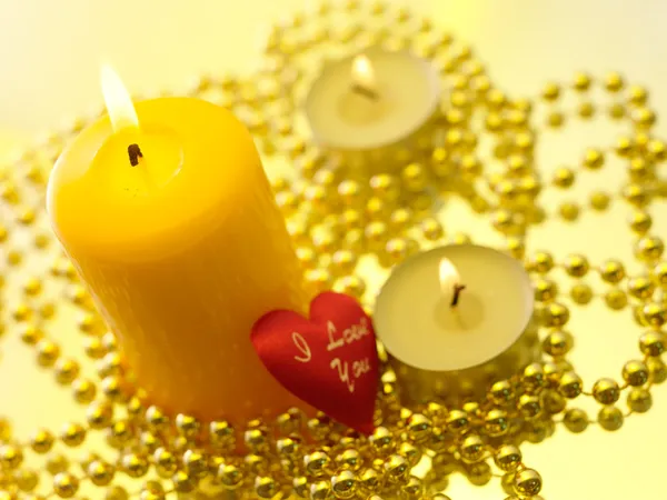 Férias ainda vida com velas em yello — Fotografia de Stock