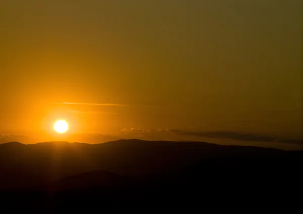 Восход солнца над холмами — стоковое фото