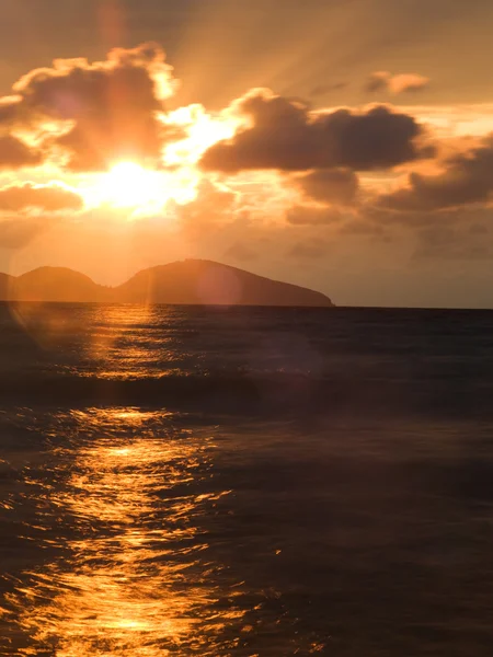 Fantastischer Sonnenaufgang über dem Meer — Stockfoto