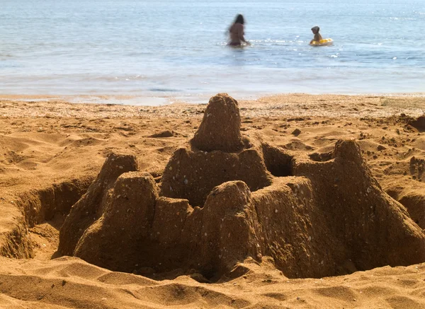 Op het strand van de zomer. zandkasteel — Stockfoto