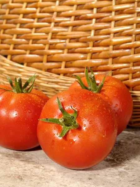 Čerstvé zralé rajčata s kapky vody na — Stock fotografie