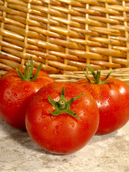 Pomodori freschi maturi con gocce d'acqua — Foto Stock