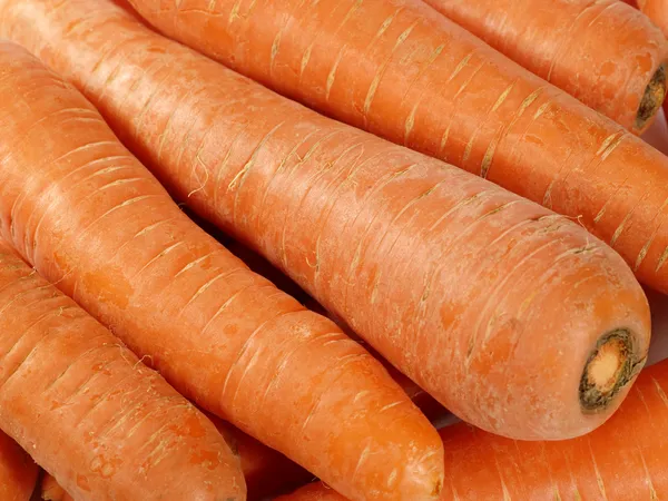 Свежая морковь в качестве пищевого фона . — стоковое фото