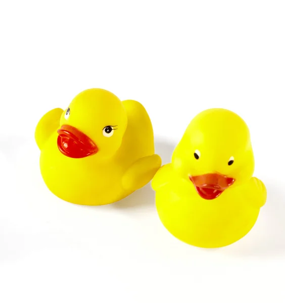两个黄色的塑料玩具鸭与阴影 — 图库照片
