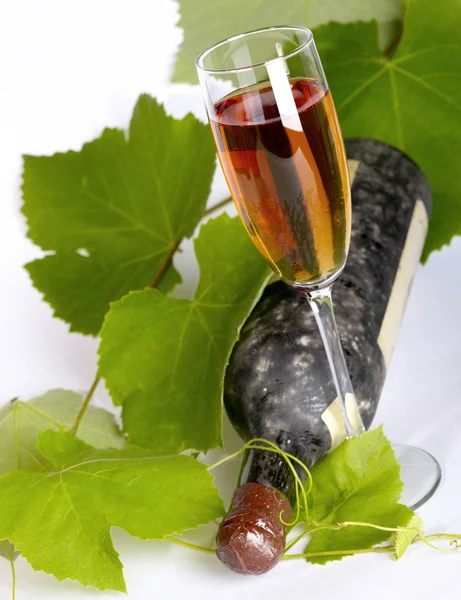 Oude wijn stilleven. fles en glas w — Stockfoto