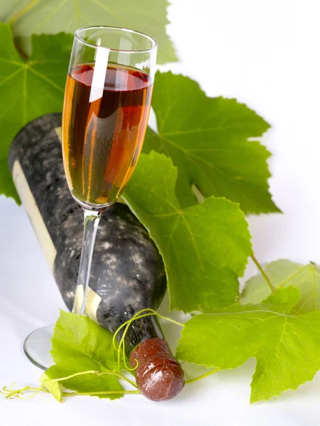 Vieja naturaleza muerta del vino. Botella y vidrio wi — Foto de Stock