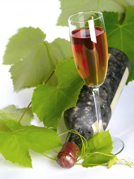 Vieja naturaleza muerta del vino. Botella y vidrio w — Foto de Stock